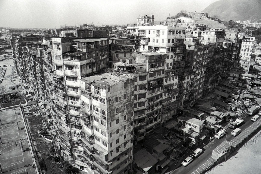 圖片攝於1987年今日(1月14日),政府宣布清拆九龍城寨,約4萬名登記居民突如其來獲悉家園清拆在即,感到徬徨。(圖片來源:Getty) 圖片攝於1987年今日(1月14日),政府宣布清拆九龍城寨,約4萬名登記居民突如其來獲悉家園清拆在即,感到徬徨。(圖片來源:Getty)