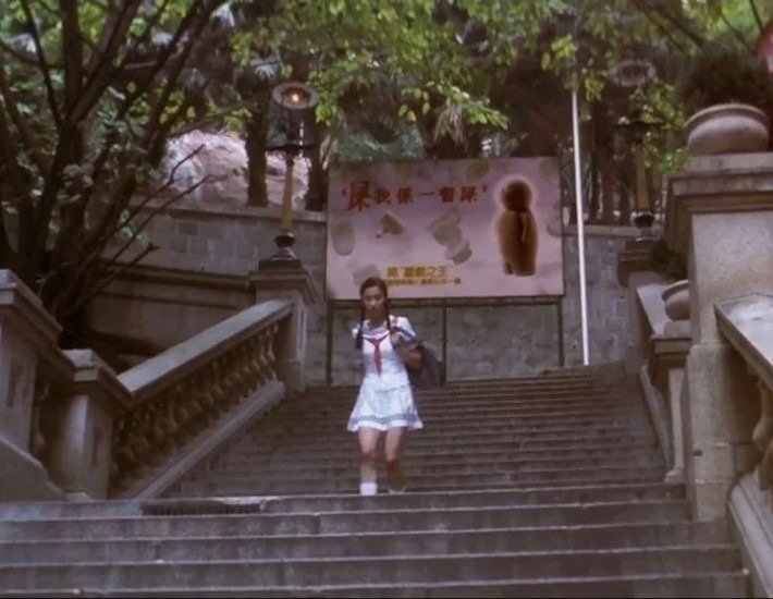 電影《喜劇之王》中，張栢芝首次出場時，就是以學生造型在都爹利街的石階奔跑。