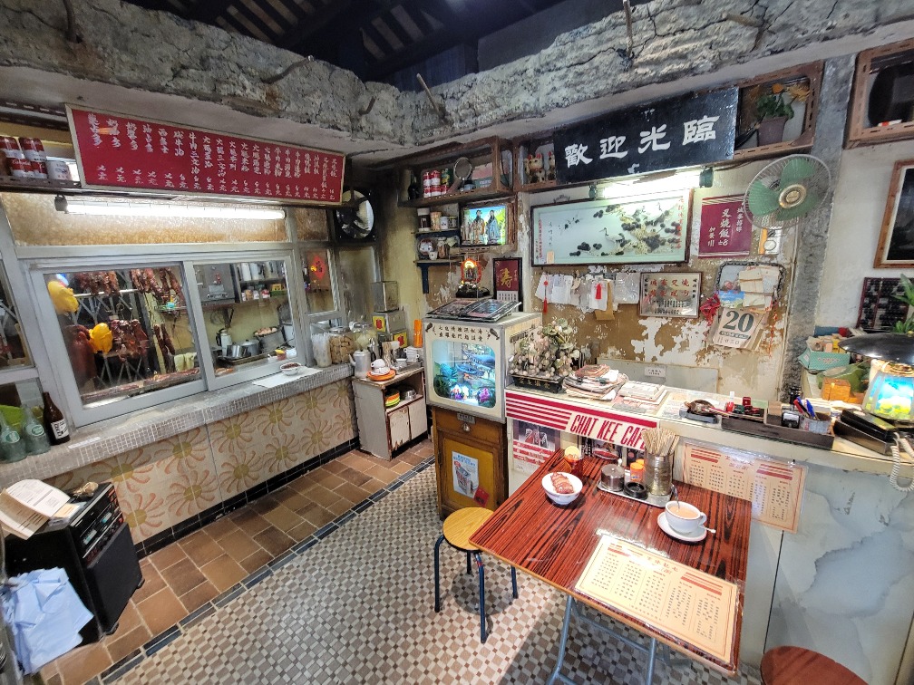 電影中陳洛軍初到九龍城寨，龍捲風將他安置在兄弟「阿七」所開七記冰室。留意桌上放有招牌叉燒飯。