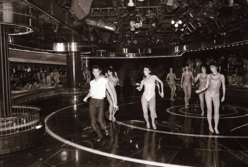 1984年12月12日，尖東的大富豪夜總會的開幕表演。