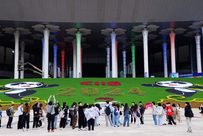 第七屆中國國際進口博覽會 第七屆中國國際進口博覽會,於2024年11月5日在上海舉行,就構建新發展格局窗口、推動高水平開放合作平台、強化全球共享的國際公共產品3大方面進行探討。展會將有152個國家、地區和國際組織參展。