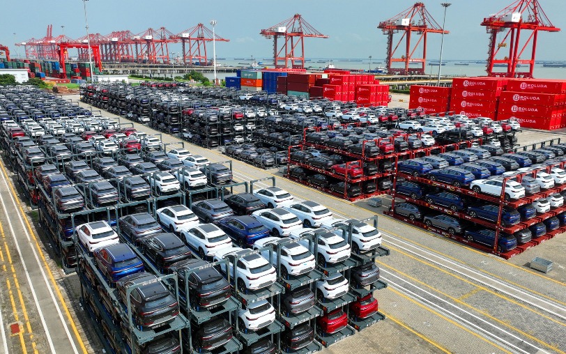 中國江蘇省一處集裝箱碼頭堆放著等待裝船的比亞迪電動汽車。 中國江蘇省一處集裝箱碼頭堆放著等待裝船的比亞迪電動汽車。