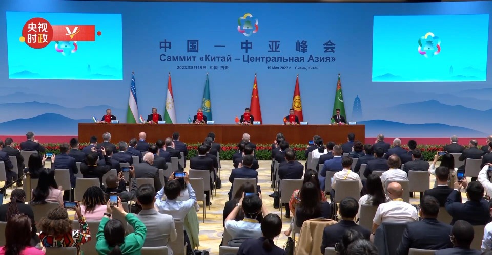 習近平同中亞五國領導人,共同出席簽字儀式和會見記者 習近平同中亞五國領導人,共同出席簽字儀式和會見記者