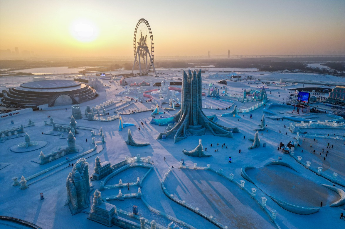 哈爾濱冰雪大世界 哈爾濱冰雪大世界創立於1999年,今年已舉辦到第26屆,面積擴大至100萬平方米,相當於140個足球場,為歷屆規模之最。