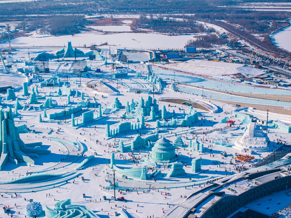 在冰雪大世界的冰雕景觀中，大家能找到幾多個世界名勝地標呢？
