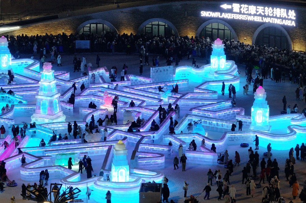 雪花冰迷宮占地面積近5,000平方米，直徑近80米，牆壁全由冰體建造，沿途坐落了十二生肖造型的精美冰雕。