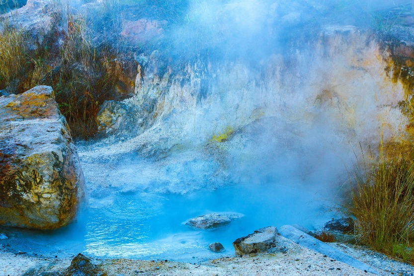 在騰衝火山熱海景區中，隨處可見不斷翻滾沸騰的溫泉水，四處煙霧彌漫，非常壯觀。